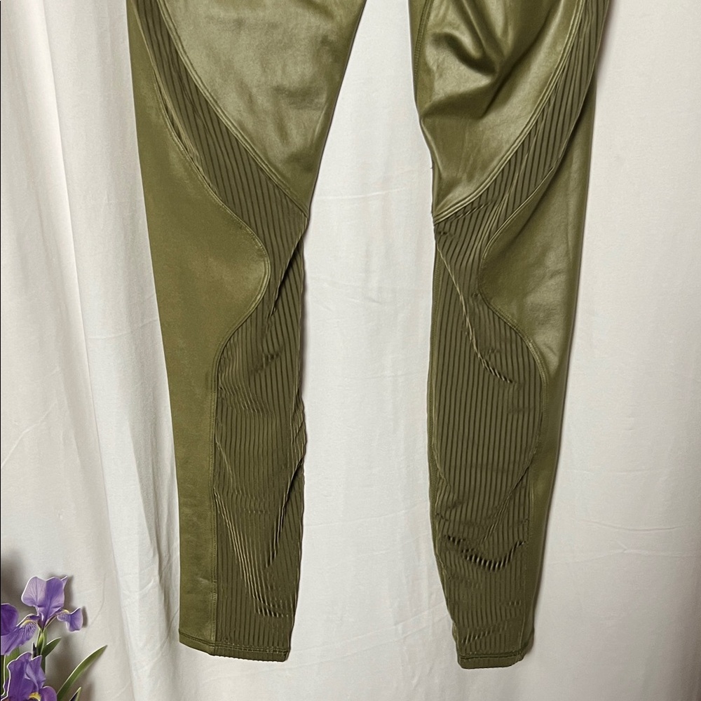 Motion365+ Contour High-Waisted Leggings Size Medium - Picture 8 of 12